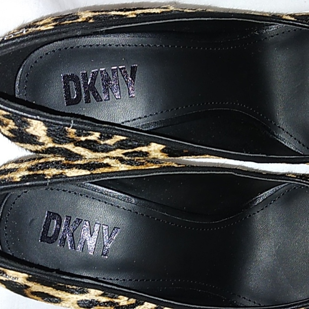 NWOT Leopard High Heel  DKNY Shoes.  Black Bottoms - Picture 7 of 7